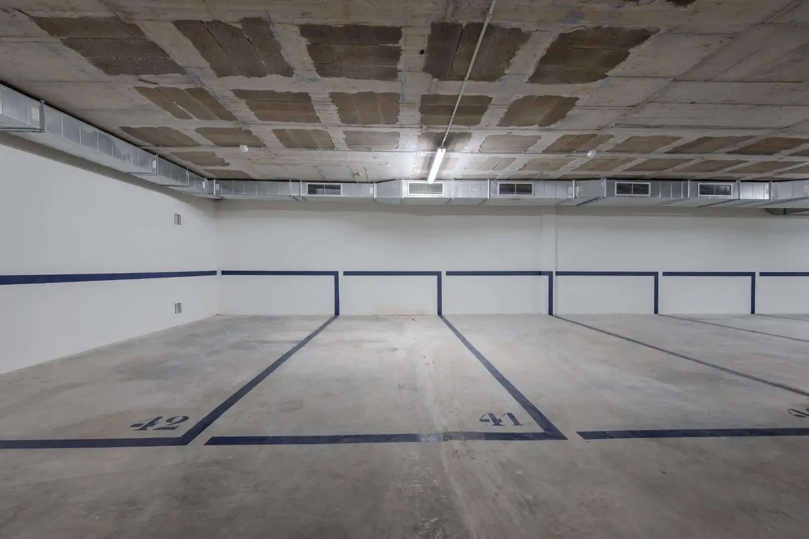 Parking de Piso de alquiler en Palamós con Calefacción y Piscina comunitaria