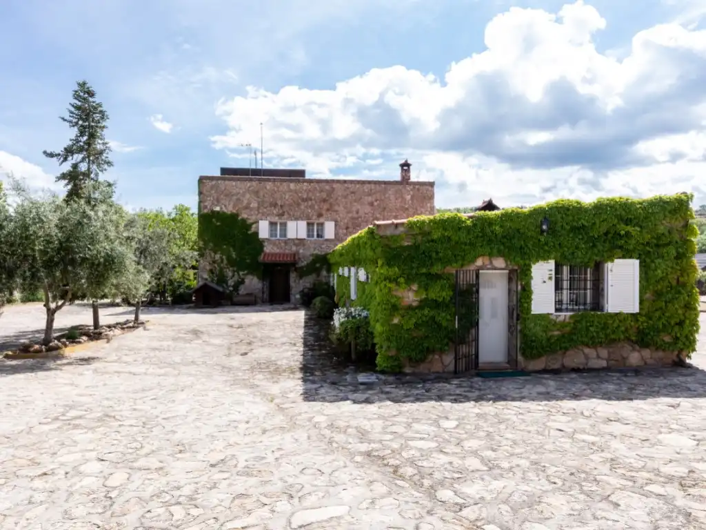 Vista exterior de Casa o chalet en venta en Espinoso del Rey con Terraza, Piscina y Amueblado