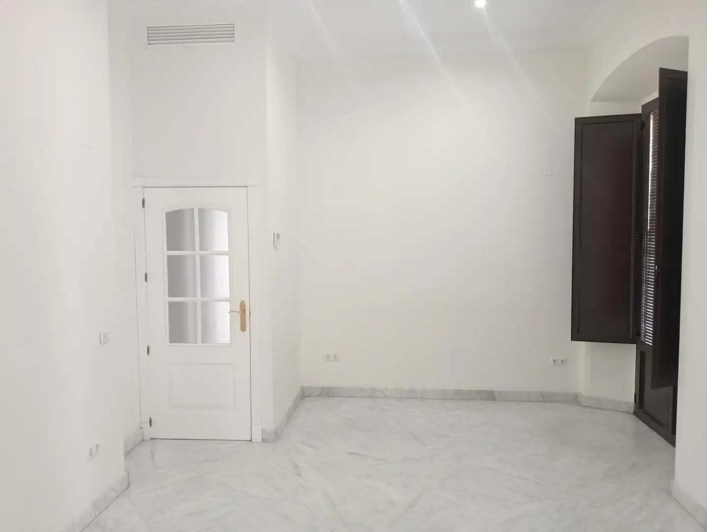 Flat for rent in Sevilla  with Air Conditioner, Storage room and Balcony