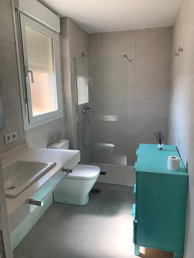 Baño de Ático de alquiler en Córdoba con Aire acondicionado, Terraza y Trastero