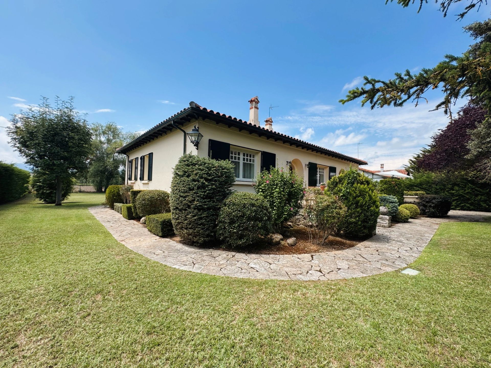 Vista exterior de Casa o xalet en venda en Villarcayo de Merindad de Castilla la Vieja amb Calefacció, Jardí privat i Parquet