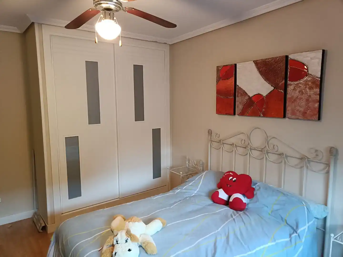 Habitación de Planta baja para compartir en Camarma de Esteruelas con Jardín privado, Parquet y Amueblado