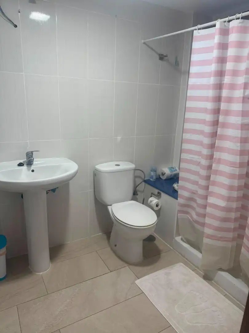 Baño de Piso de alquiler en Telde con Terraza y Amueblado