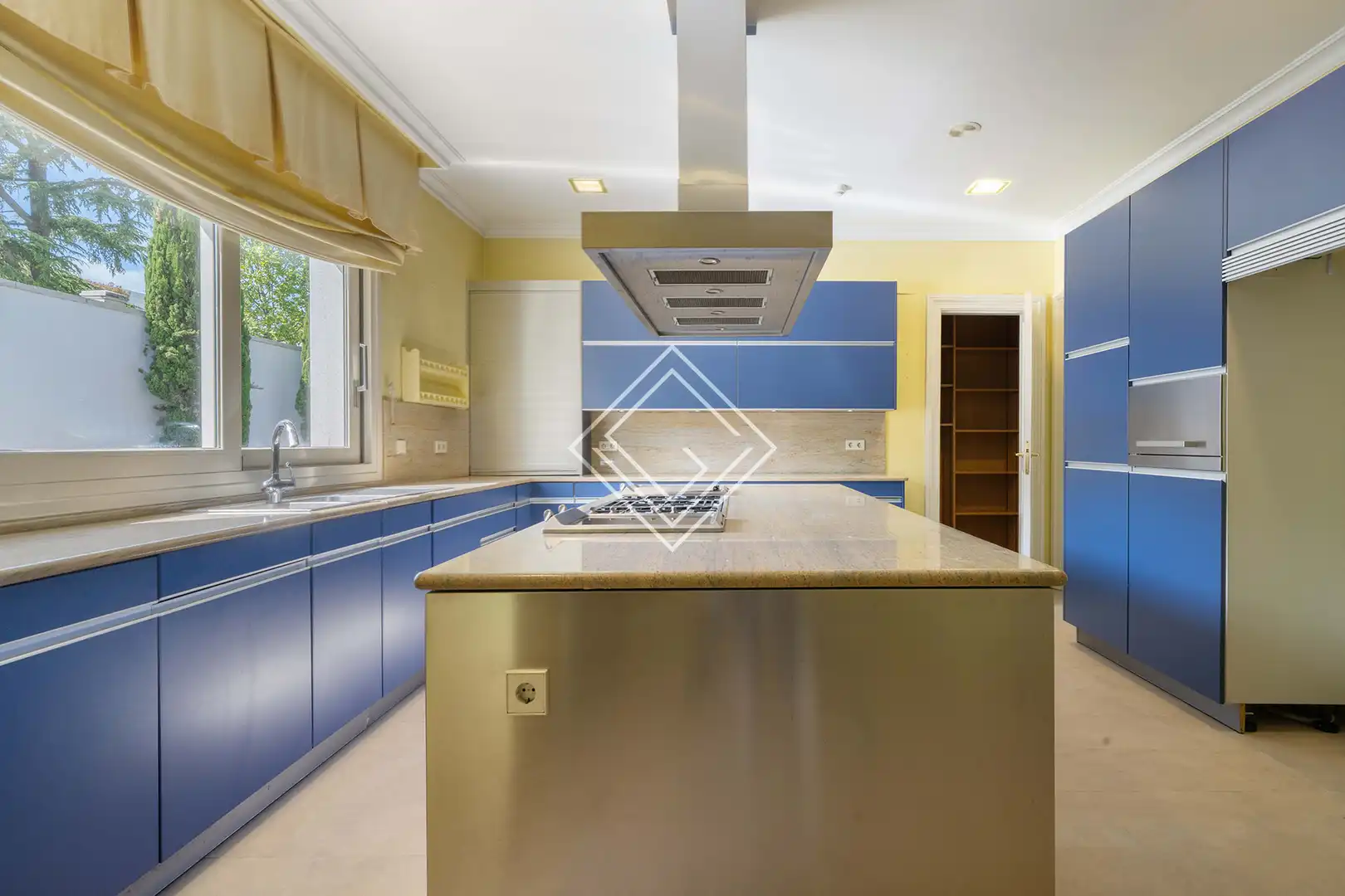 Cocina de Casa o chalet en venta en Madrid con Aire acondicionado, Calefacción y Jardín privado