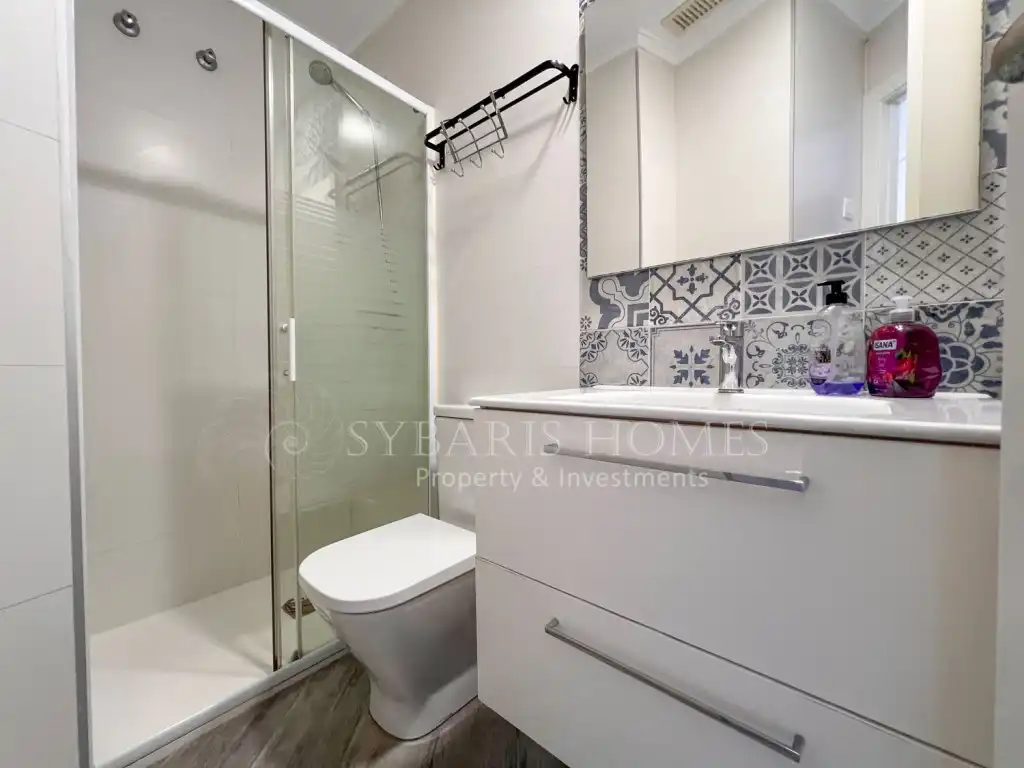 Baño de Apartamento de alquiler en Dénia con Aire acondicionado, Jardín privado y Piscina