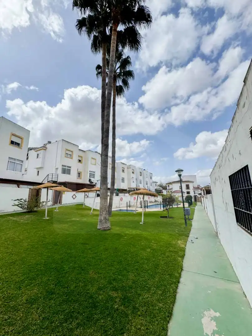 Vista exterior de Casa adosada en venda en Cártama amb Terrassa i Piscina comunitària