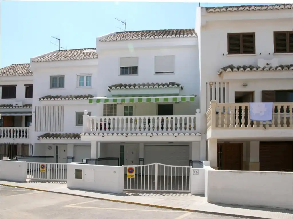 Vista exterior de Casa adosada en venda en El Puig de Santa Maria amb Aire condicionat, Calefacció i Jardí privat