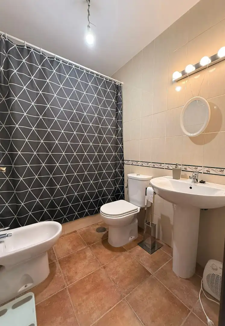 Badezimmer von Einfamilien-Reihenhaus zum Verkauf in Dos Hermanas mit Klimaanlage, Möbliert und Ofen