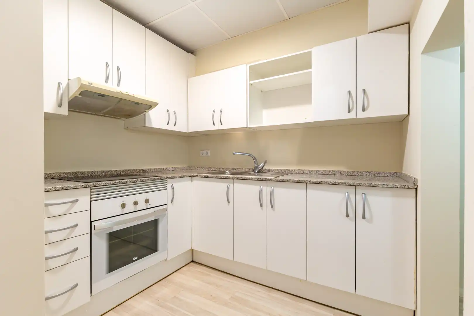 Cuina de Local en venda en L'Hospitalet de Llobregat amb Aire condicionat, Calefacció i Parquet