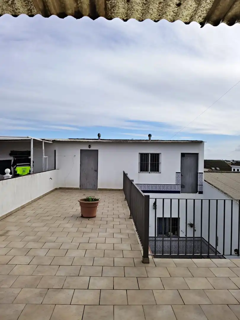 Vista exterior de Casa adosada en venta en Pilas con Aire acondicionado y Terraza