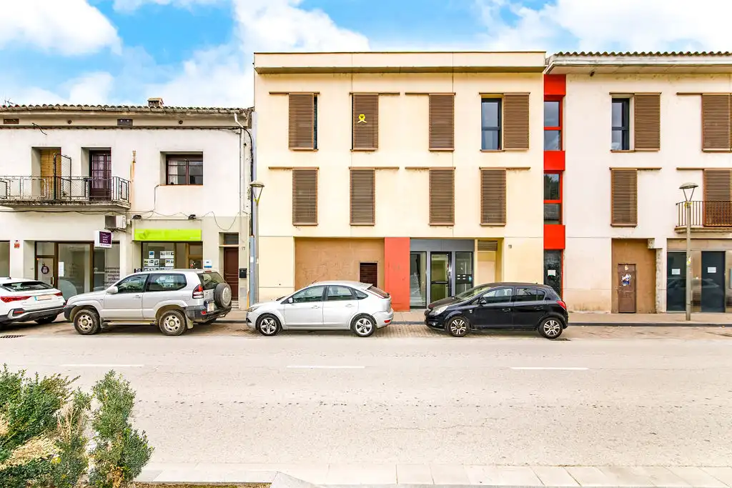 Vista exterior de Local en venda en Besalú
