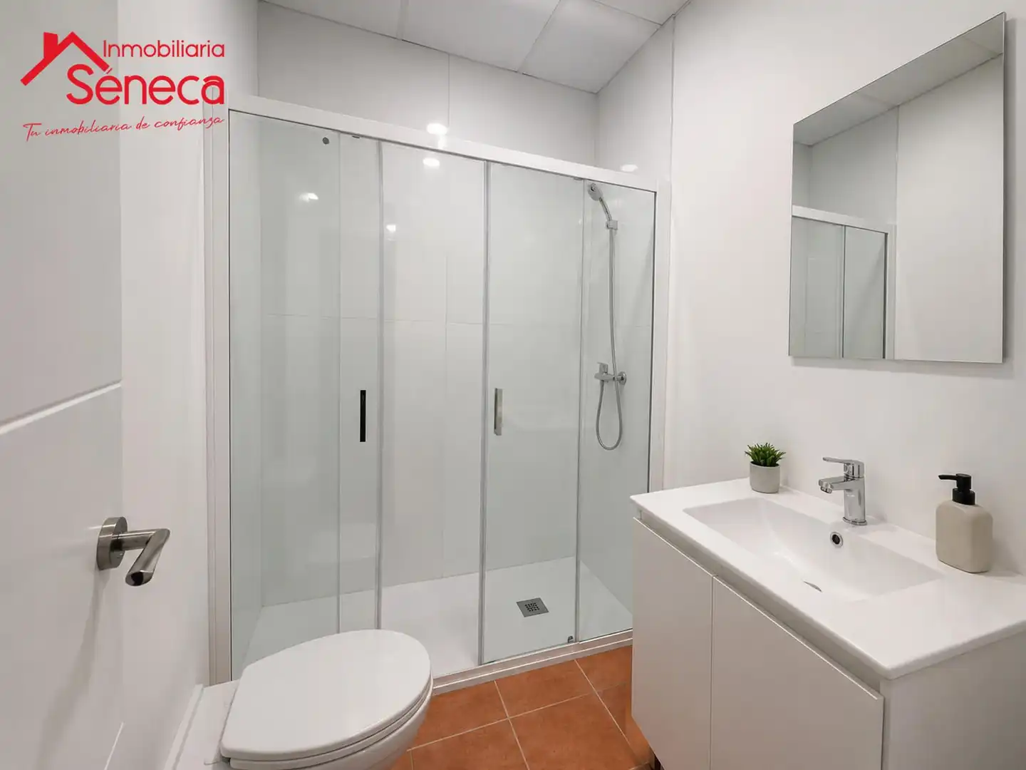 Badezimmer von Wohnung zur Miete in Córdoba mit Klimaanlage und Möbliert