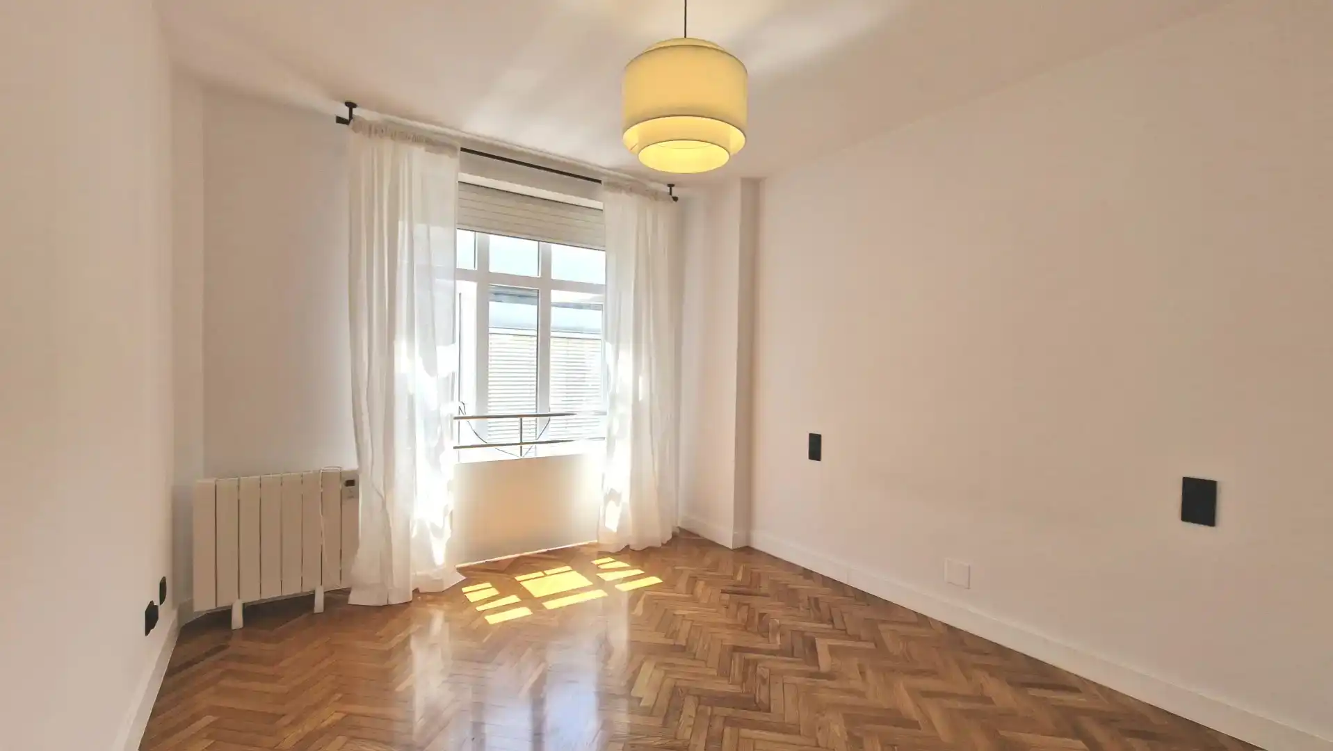 Dormitori de Apartament de lloguer en A Coruña Capital  amb Parquet, Forn i Rentadora