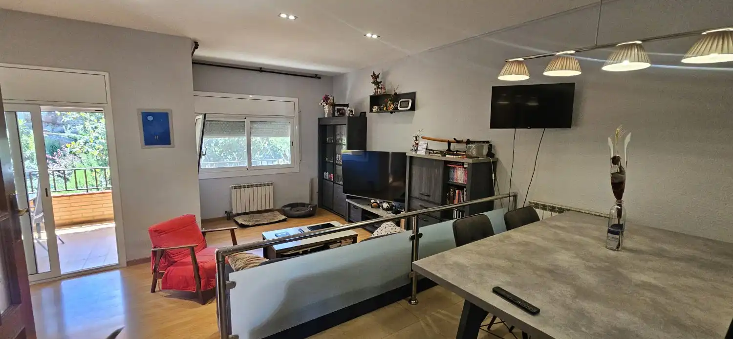 Sala d'estar de Casa o xalet en venda en Corbera de Llobregat amb Aire condicionat, Calefacció i Jardí privat
