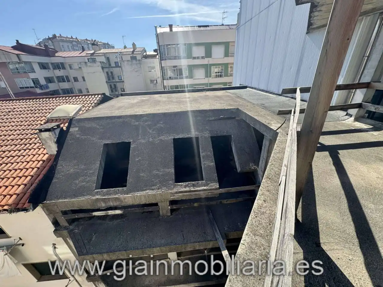 Vista exterior de Edifici en venda en Vigo 