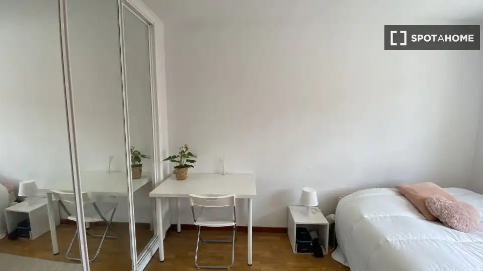 Bedroom of Flat for rent in Madrid  with Air Conditioner, Heating and Furnished