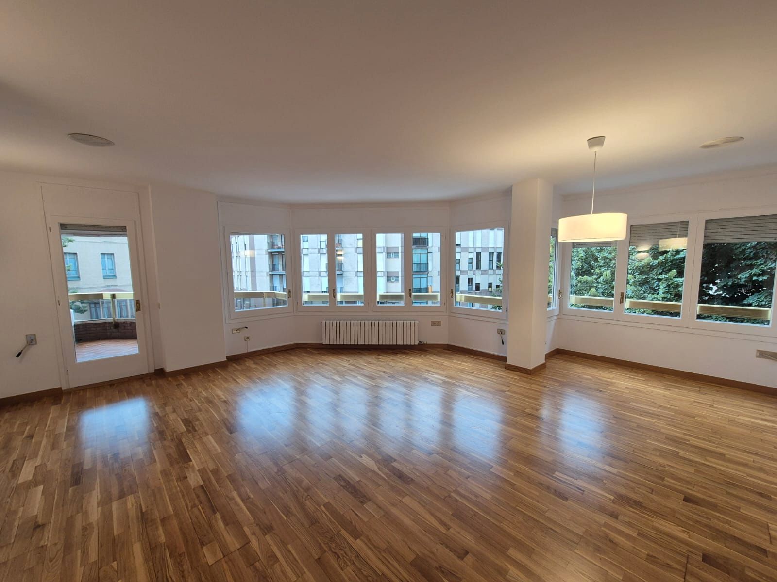 Sala d'estar de Pis de lloguer en Vic amb Calefacció, Parquet i Balcó