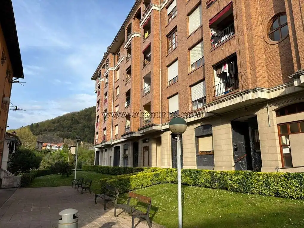 Vista exterior de Pis en venda en Laudio / Llodio amb Calefacció, Traster i Balcó