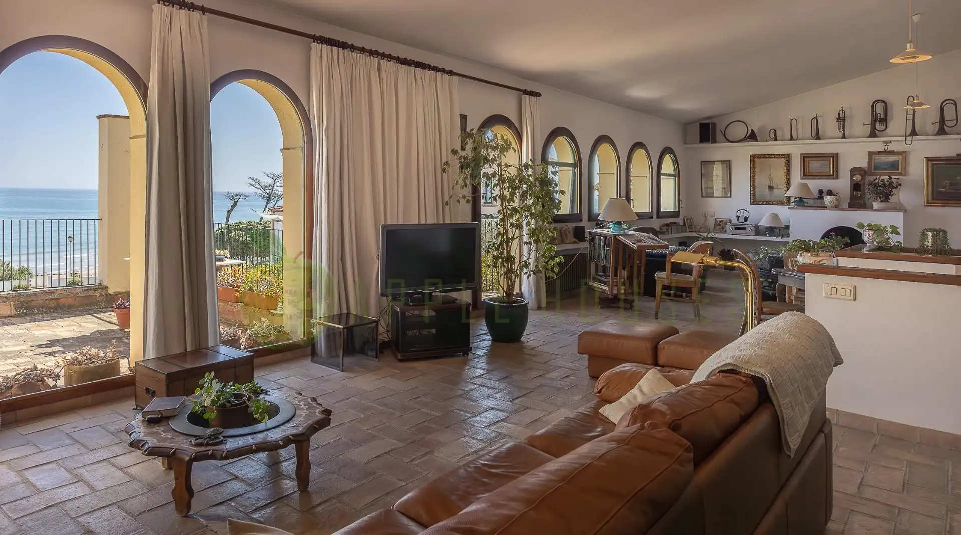 Sala de estar de Casa o chalet en venta en Vilanova i la Geltrú con Aire acondicionado, Calefacción y Jardín privado