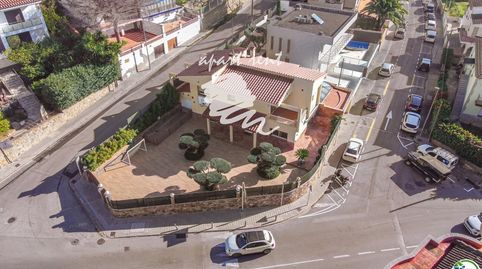 GRAN VIA ROSES Chalet con piscina, jardín y garaje en el centro de Roses