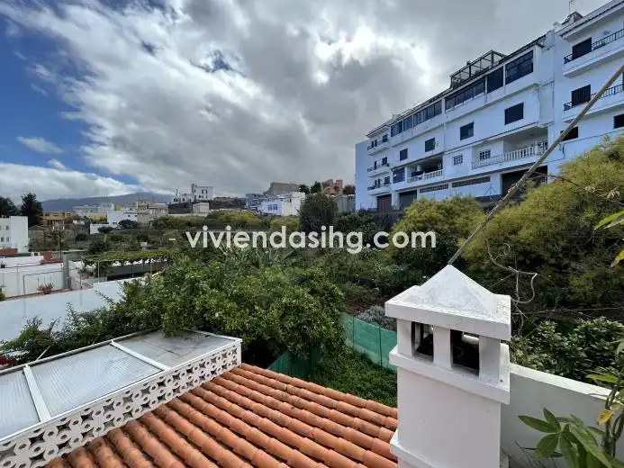 Vista exterior de Casa o chalet en venta en Los Realejos con Jardín privado, Terraza y Amueblado