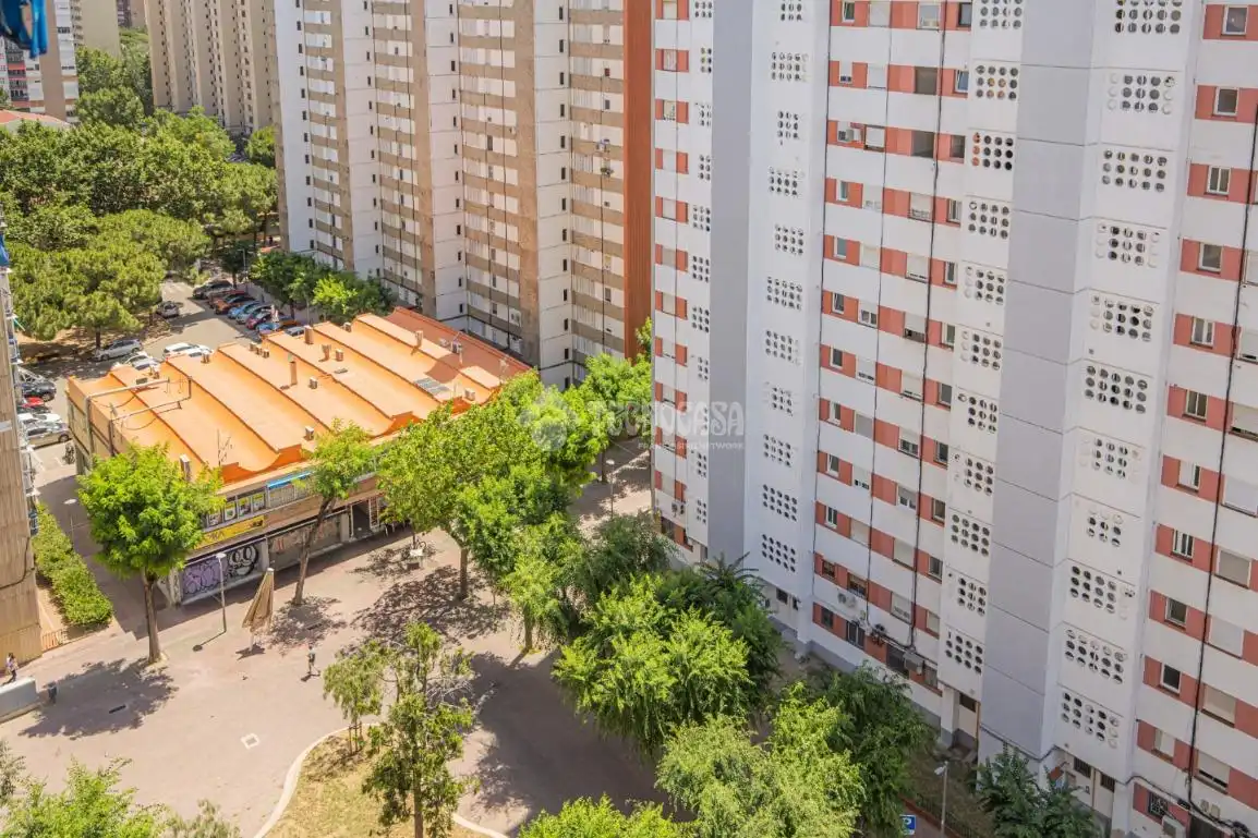 Vista exterior de Pis en venda en L'Hospitalet de Llobregat amb Balcó
