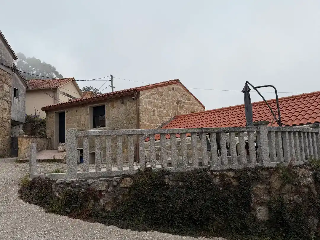 Vista exterior de Casa adosada en venda en Oia amb Aire condicionat