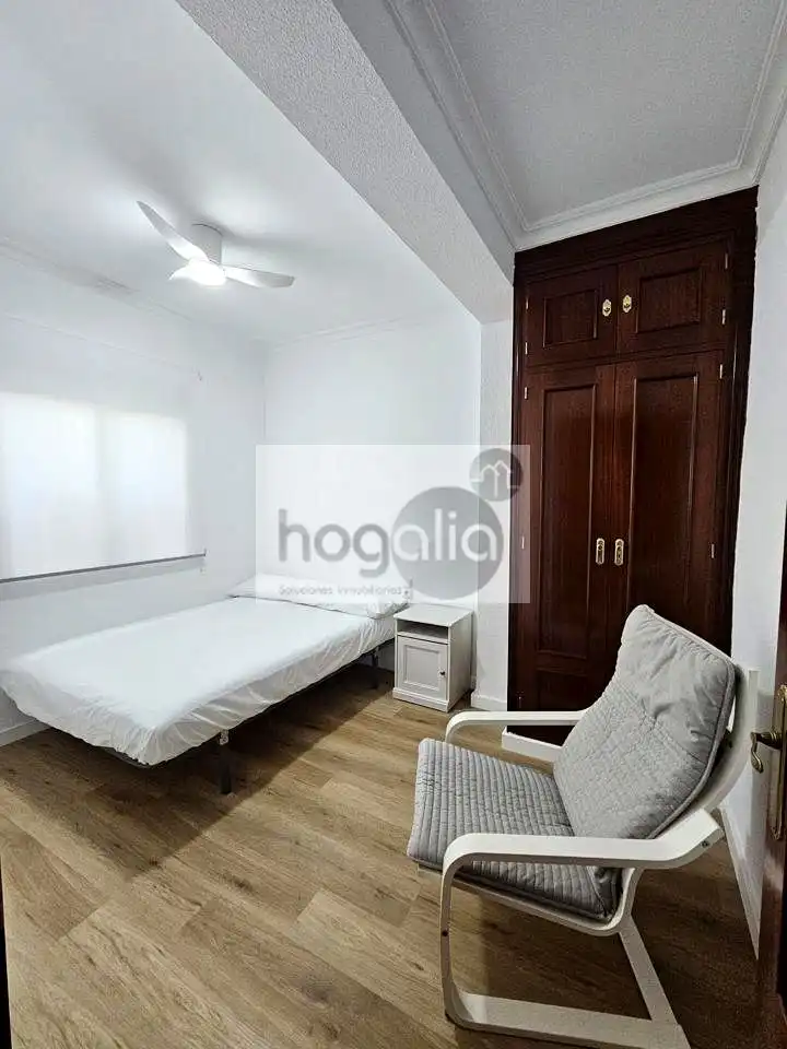 Schlafzimmer von Erdgeschoss zur Miete in Sevilla mit Klimaanlage und Möbliert