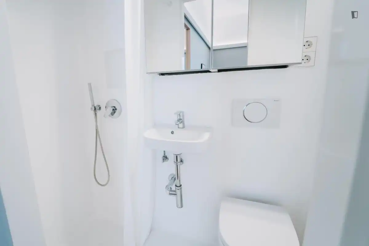 Bathroom of Apartments for share in Madrid  with Heating, Furnished and Oven