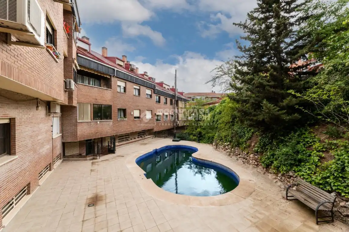 Außenansicht von Wohnung zum Verkauf in Las Rozas de Madrid mit Klimaanlage, Heizung und Terrasse