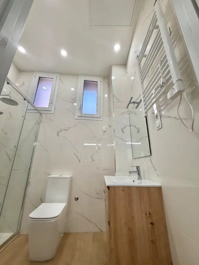 Badezimmer von Geschaftsraum zum Verkauf in Madrid mit Klimaanlage, Heizung und Möbliert