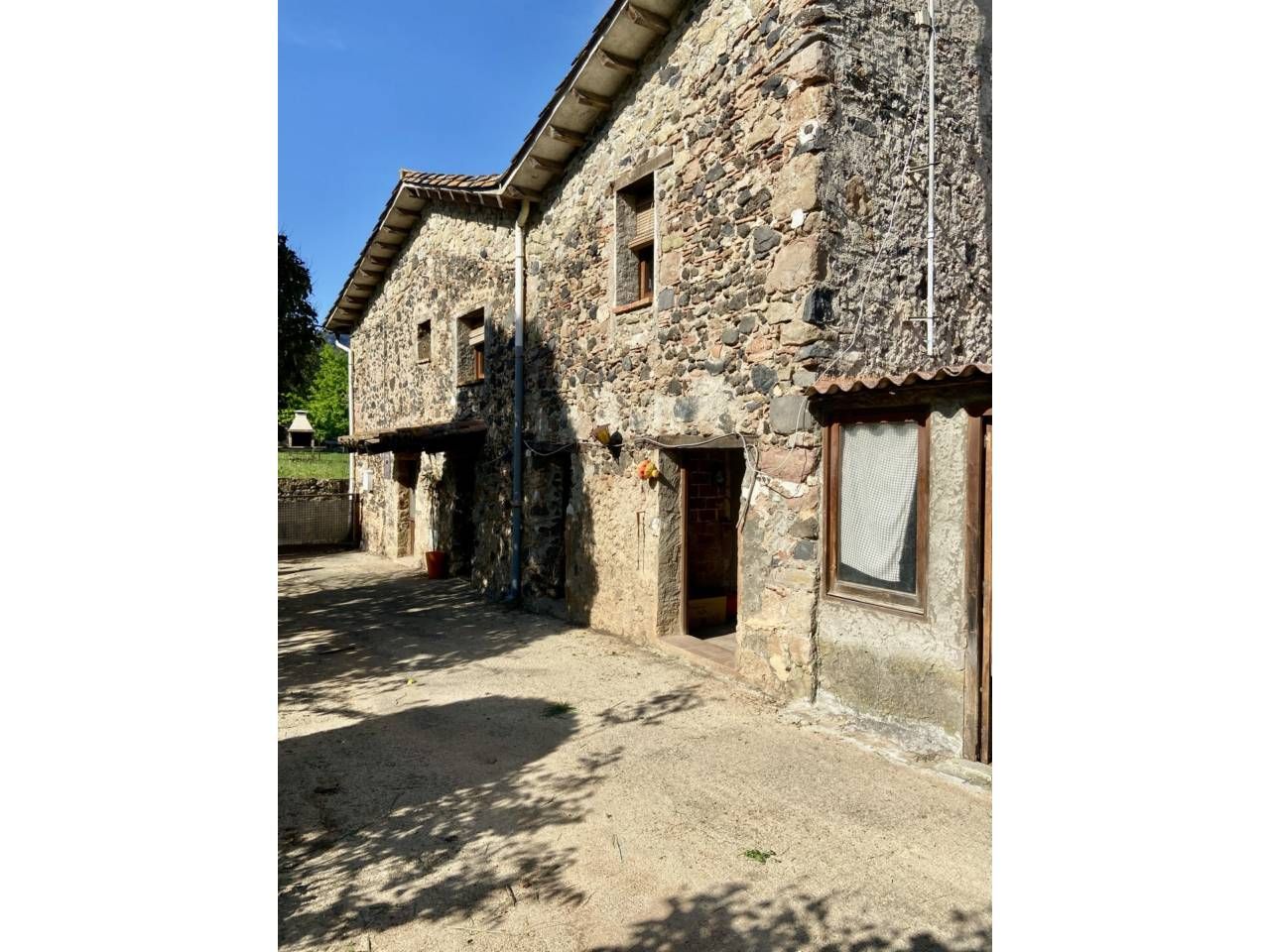 Vista exterior de Casa adosada en venda en Santa Pau amb Jardí privat