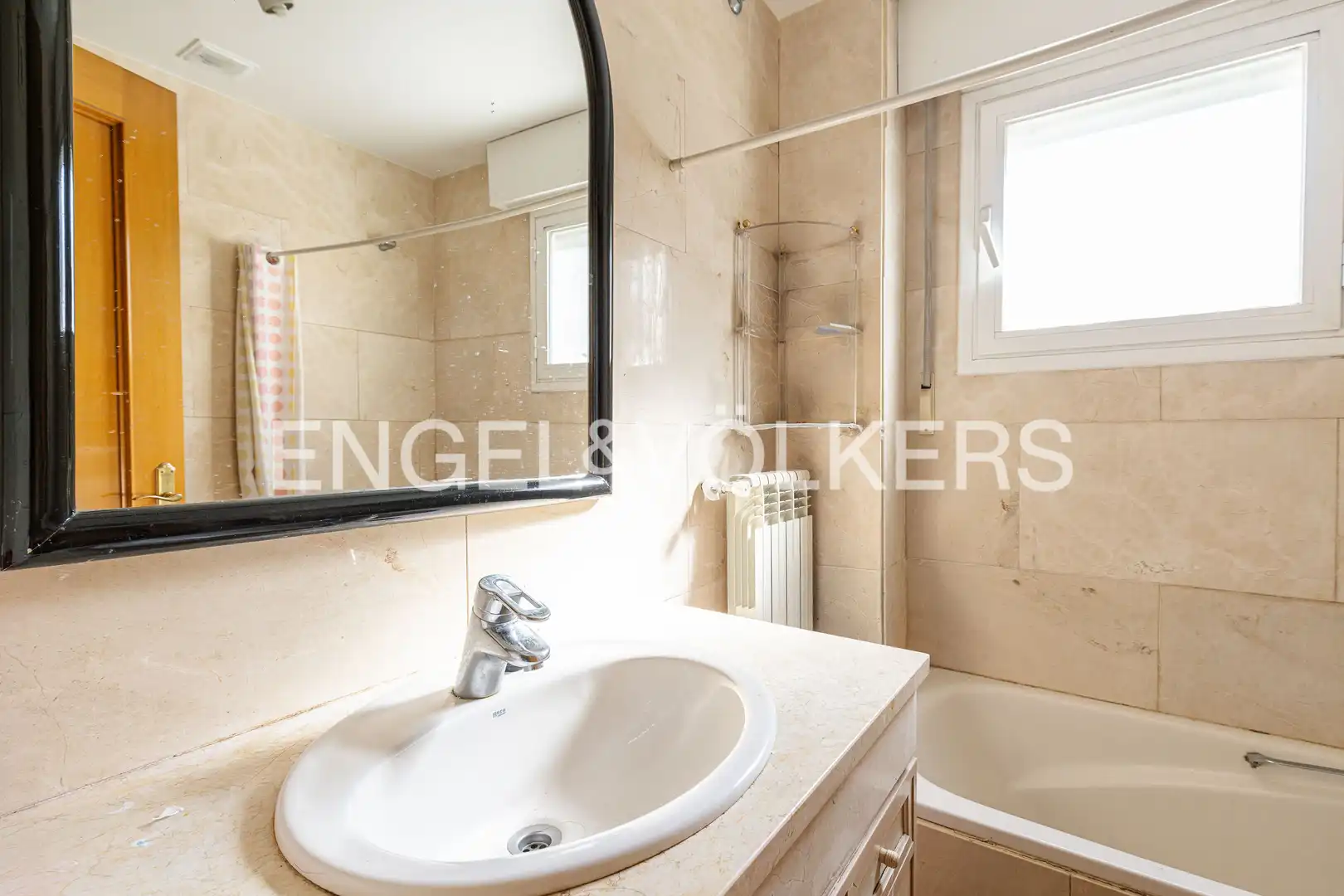 Baño de Casa adosada en venta en Madrid con Aire acondicionado, Calefacción y Jardín privado