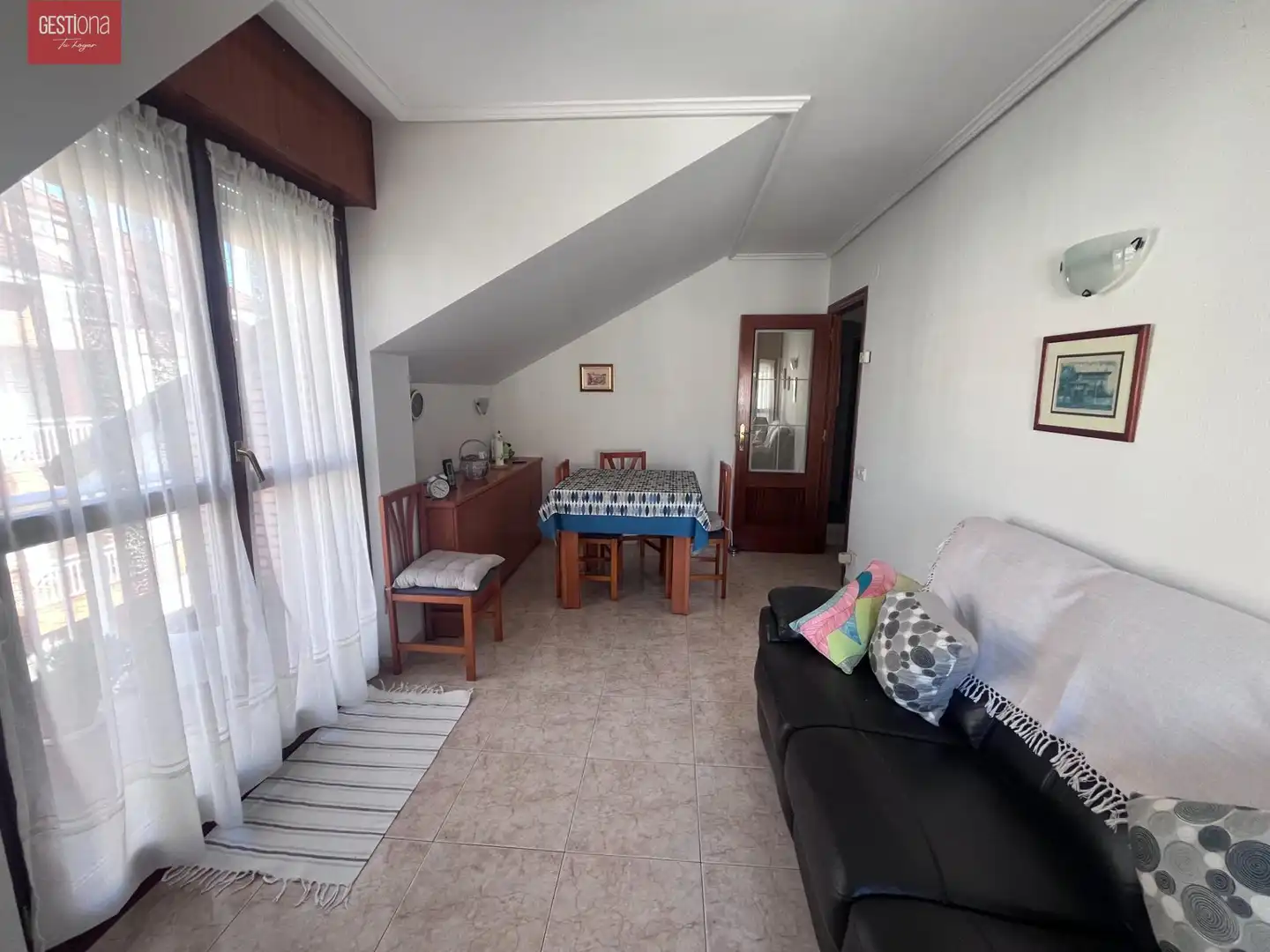 Wohnzimmer von Dachboden zum Verkauf in Noja mit Heizung, Terrasse und Möbliert