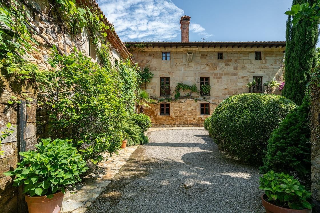 Vista exterior de Casa o xalet en venda en Bárcena de Cicero amb Calefacció, Jardí privat i Terrassa