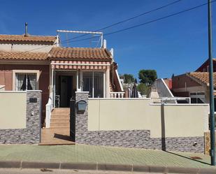 Vista exterior de Casa adosada en venda en Pilar de la Horadada amb Aire condicionat, Terrassa i Piscina