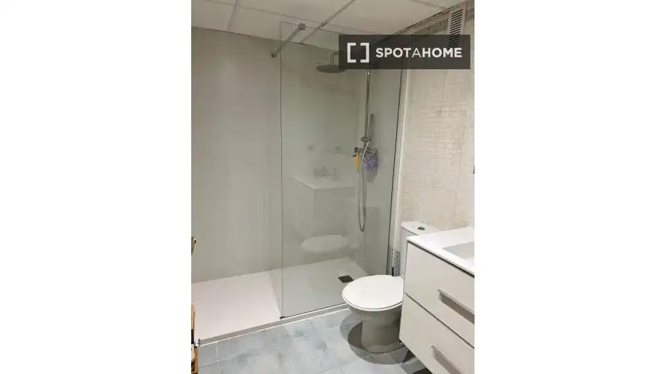 Baño de Piso para compartir en Valencia con Aire acondicionado, Calefacción y Amueblado
