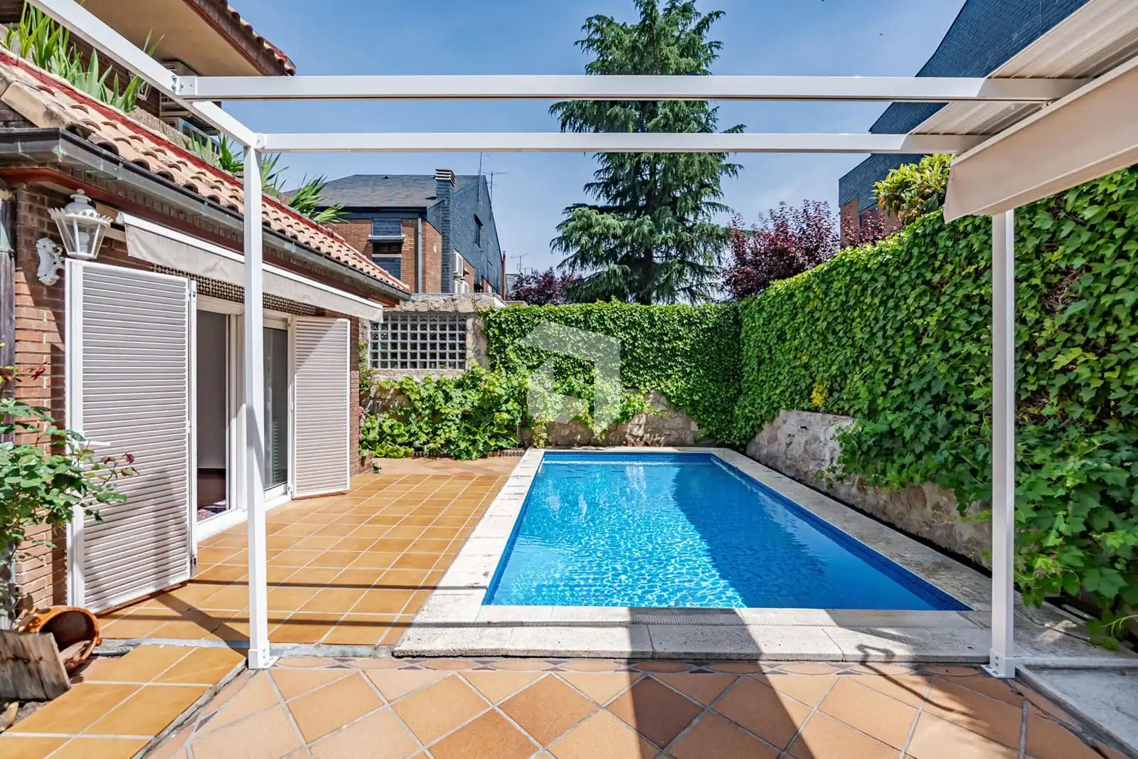 Piscina de Casa adosada en venda en Pozuelo de Alarcón amb Aire condicionat, Calefacció i Jardí privat