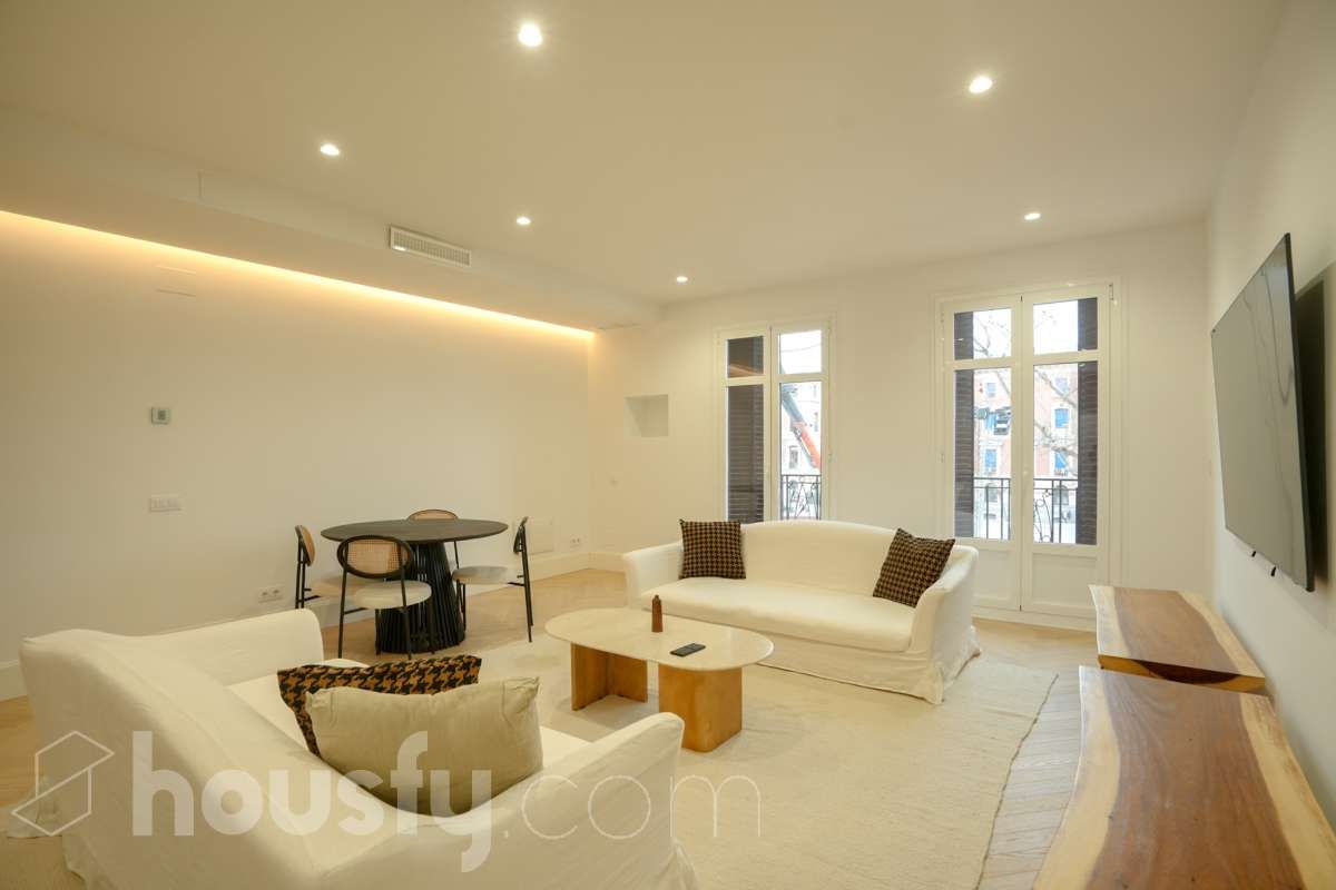 Living room of Flat for sale in  Madrid Capital  with Air Conditioner, Heating and Parquet flooring