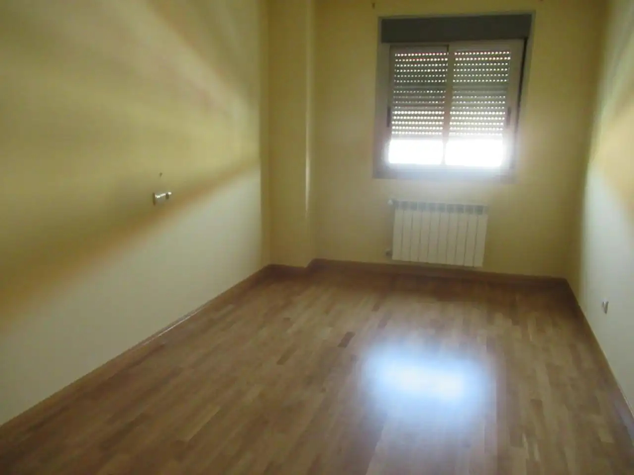 Schlafzimmer von Erdgeschoss zum Verkauf in Plasencia mit Heizung