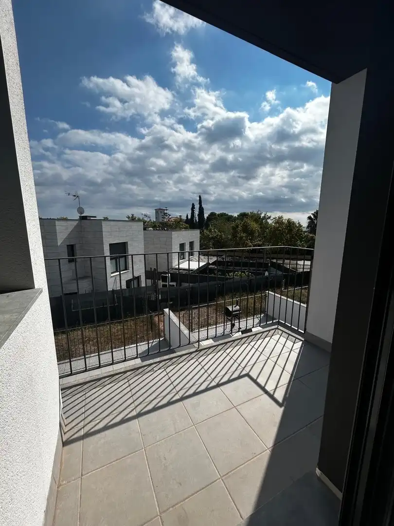Terrasse von Einfamilien-Reihenhaus zur Miete in Vilanova i la Geltrú mit Klimaanlage, Heizung und Privatgarten