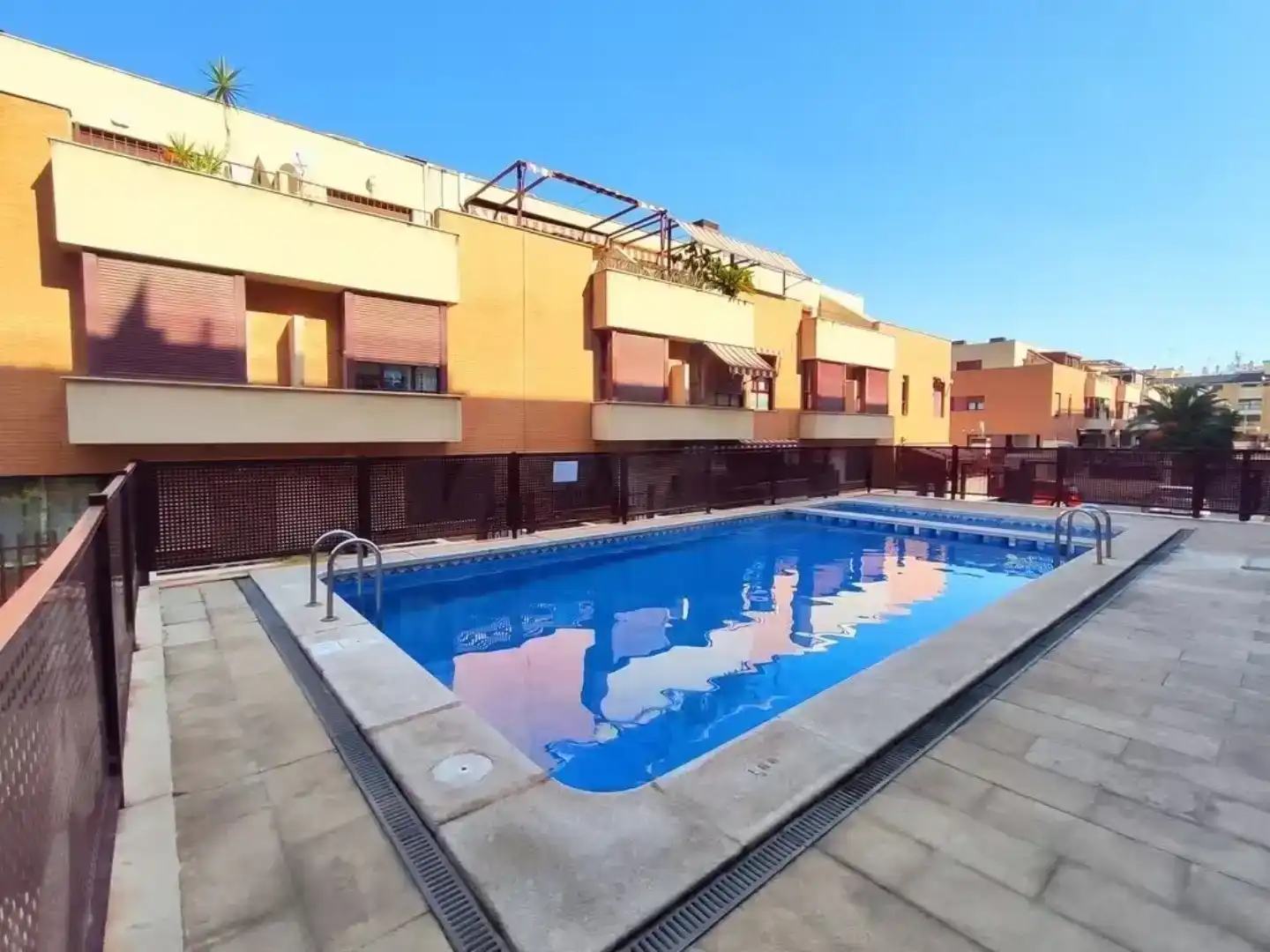 Piscina de Casa adosada en venda en Sagunto / Sagunt amb Aire condicionat i Piscina