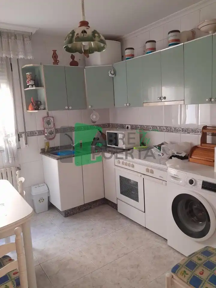 Cocina de Casa o chalet en venta en Ourense Capital  con Calefacción y Jardín privado