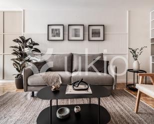 Sala d'estar de Apartament de lloguer en  Madrid Capital amb Aire condicionat, Calefacció i Moblat