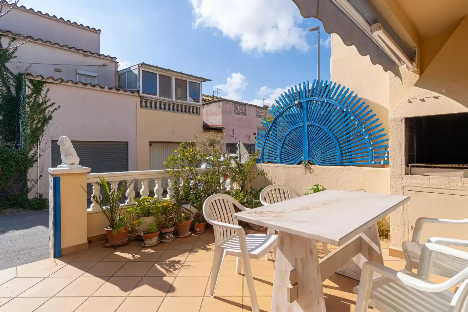 Продается дом в эксклюзивном районе Пуигмаль, угловой, с собственным гаражом, террасой и барбекю, удачно расположенный, с отличным естественным освещением.