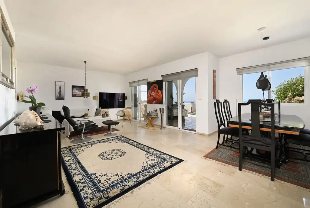 Sala d'estar de Casa o xalet en venda en Benalmádena amb Aire condicionat, Jardí privat i Terrassa