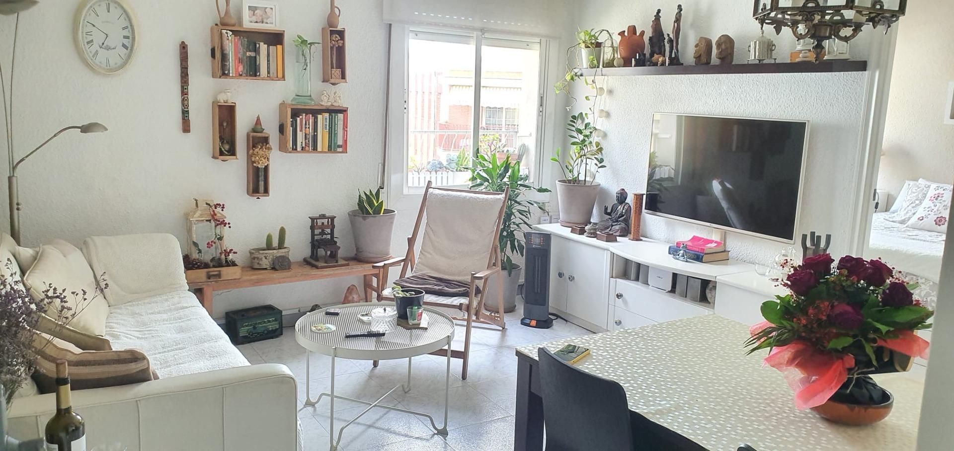 Sala d'estar de Àtic en venda en L'Hospitalet de Llobregat amb Calefacció