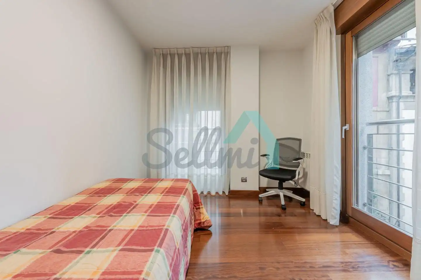 Schlafzimmer von Wohnung zur untervermieten in Oviedo  mit Heizung, Parkett und Möbliert