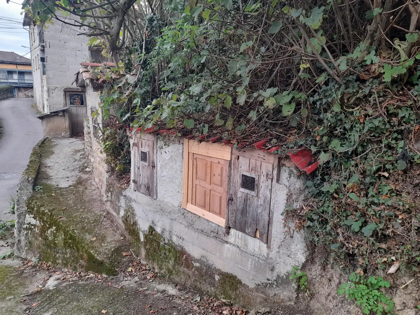 Außenansicht von Einfamilien-Reihenhaus zum Verkauf in Laviana mit Abstellraum und Balkon