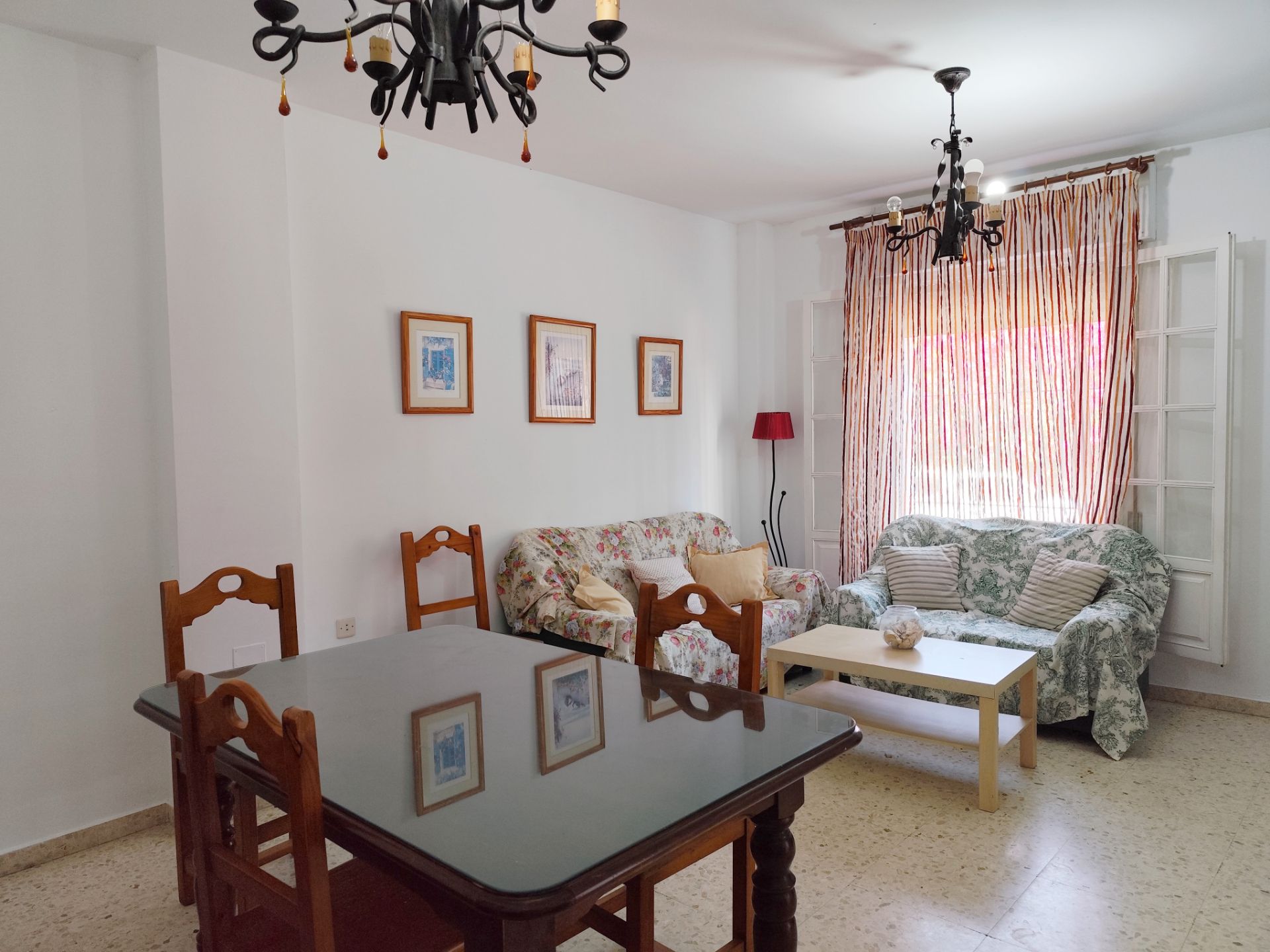 Sala d'estar de Casa adosada de lloguer en Sanlúcar de Barrameda amb Moblat, Rentadora i Microones